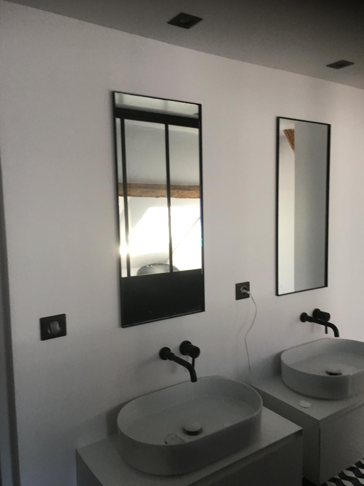 Miroirs épurés installés dans une SDB minimaliste (Rouen centre)