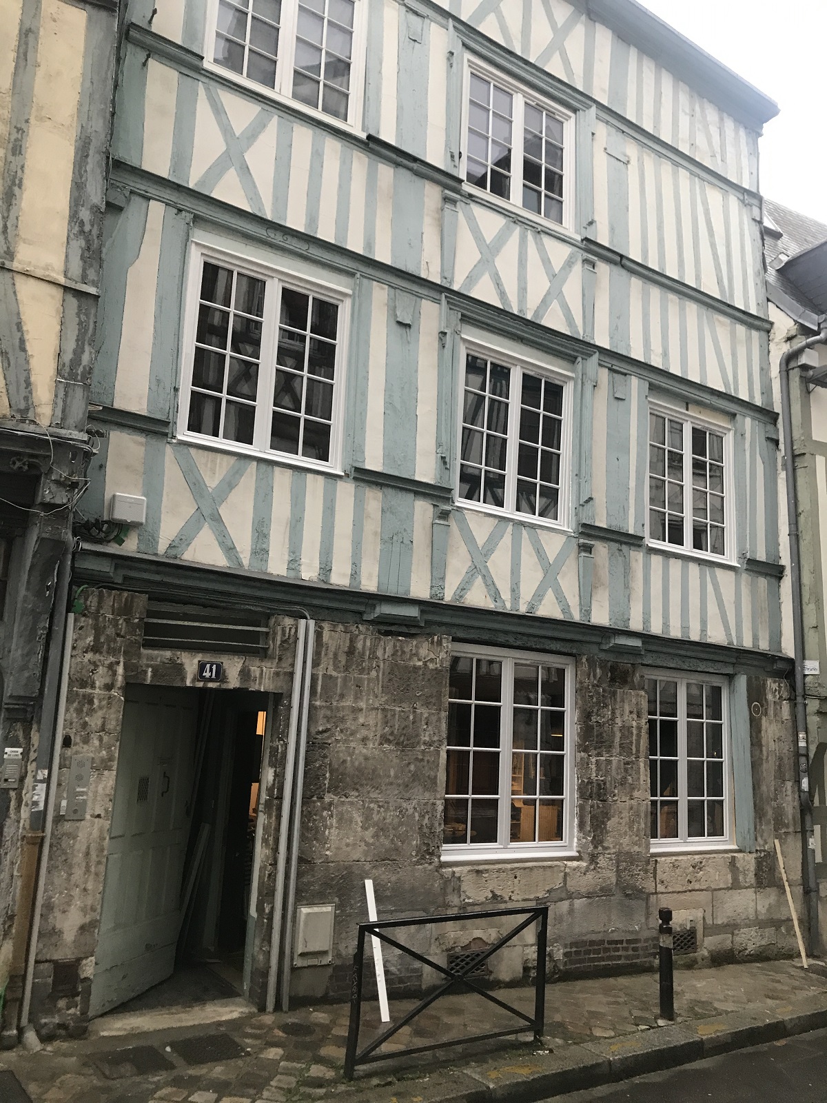 Rénovation de fenêtres bois sur façade traditionnelle de Rouen 