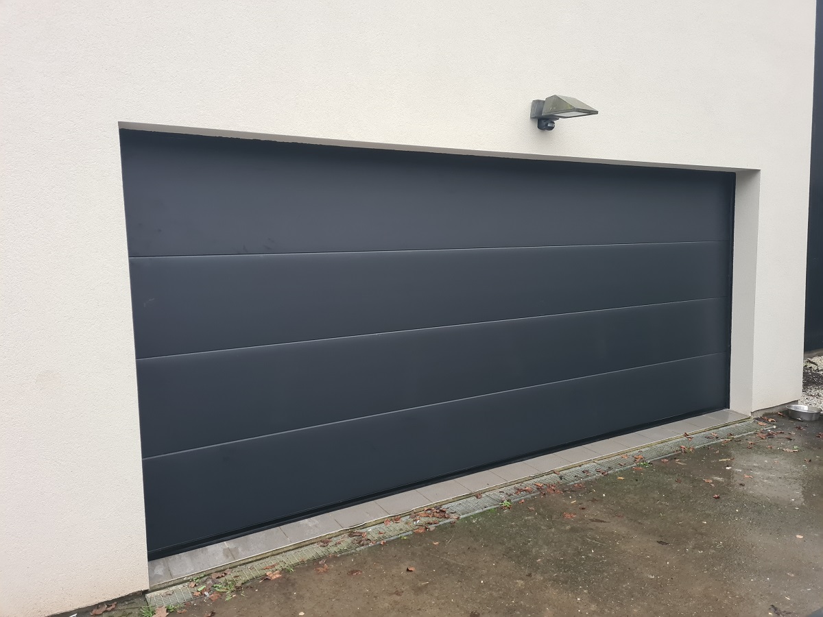 Installation porte de garage sectionnelle noir sablé