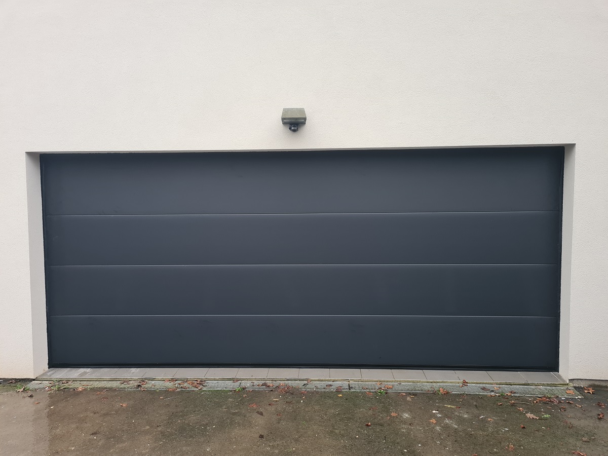 Installation porte de garage sectionnelle noir sablé